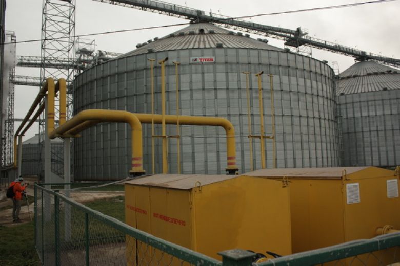 4 зерносушилки предприятия,мощностью 250 т в час каждая, работают на газу