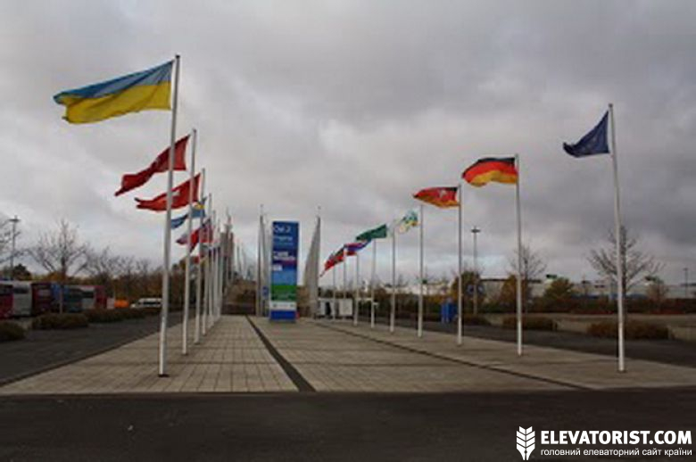 Украинский флаг не случайно на первом месте — страну представляли сразу два отечественных предприятия: КМЗ и Комсомолец
