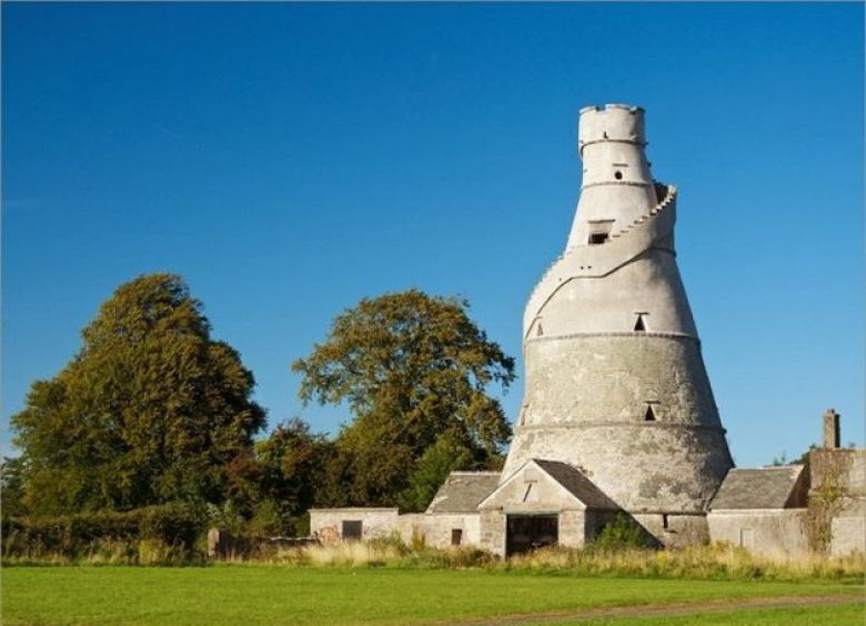 Зернохранилище послужило вдохновением для здания подобной структуры, известному как Башня-Бутылка (Bottle Tower) в Черчтаун (Churchtown)