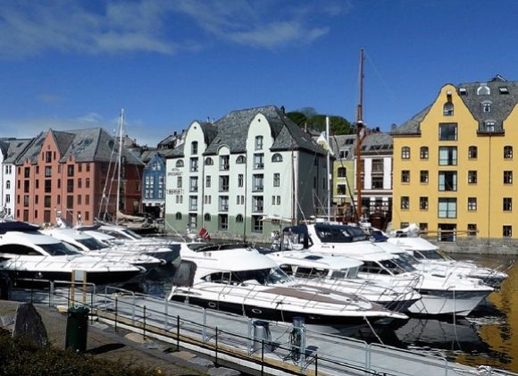 В Норвегии развита сеть автомобильных, железнодорожных и водных маршрутов
