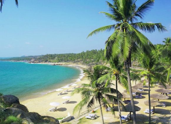 Ближе к полудню в Керале на пляже европейцу остаться не захочется