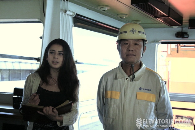 Капитан судна китайского флота и переводчица