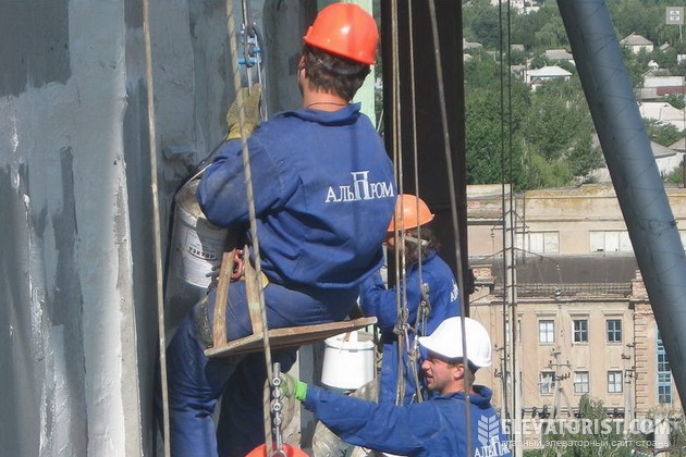 Специалисты АЛЬП-ПРОМА во время ремонтных работ