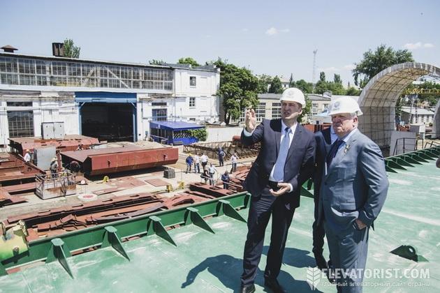 Алексей Павленко и Алексей Вадатурский на судостроительном заводе