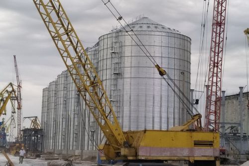 Силосы нового зернового терминала в Мариупольском МТП
