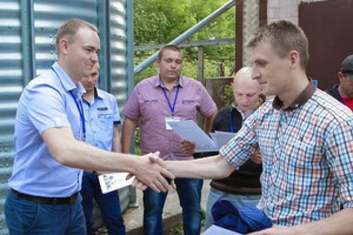 Виталий Данилов вручает сертификаты