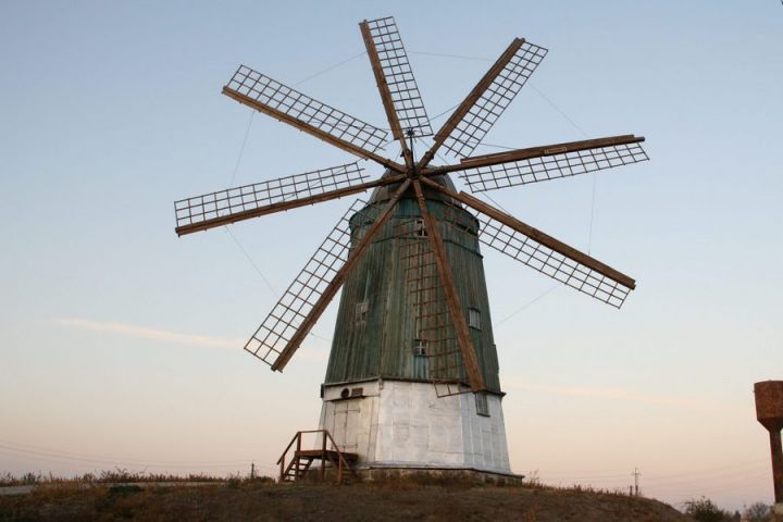 Вітряк у голландському стилі в селі Пустовіти