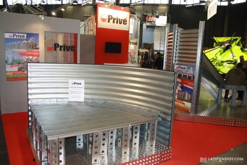 Наиболее известный в Украине французский производитель силосов, Prive, собрал фрагмент силоса на плоском днище Наиболее известный в Украине французский производитель силосов, Prive, собрал фрагмент силоса на плоском днище