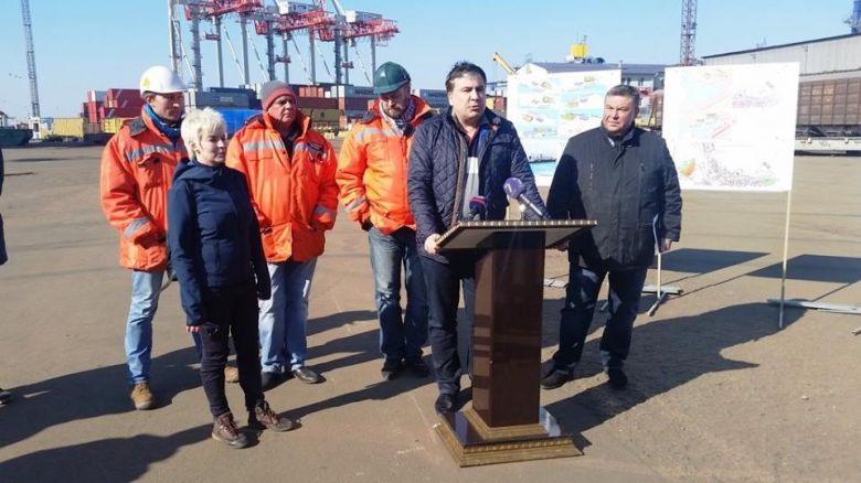 Михаил Саакашвили посетил порт и ознакомился с ходом работ по терминалам