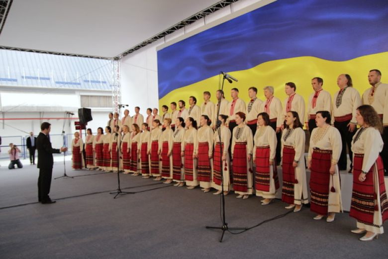 Хор исполняет гимн Украины