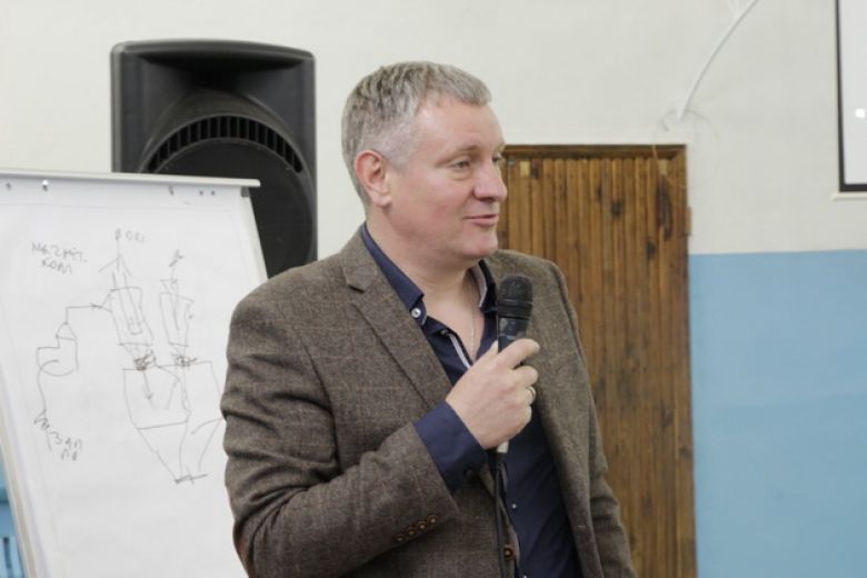  Юрий Фаренюк, директор ООО «ТЕФФ», делится опытом со слушателями