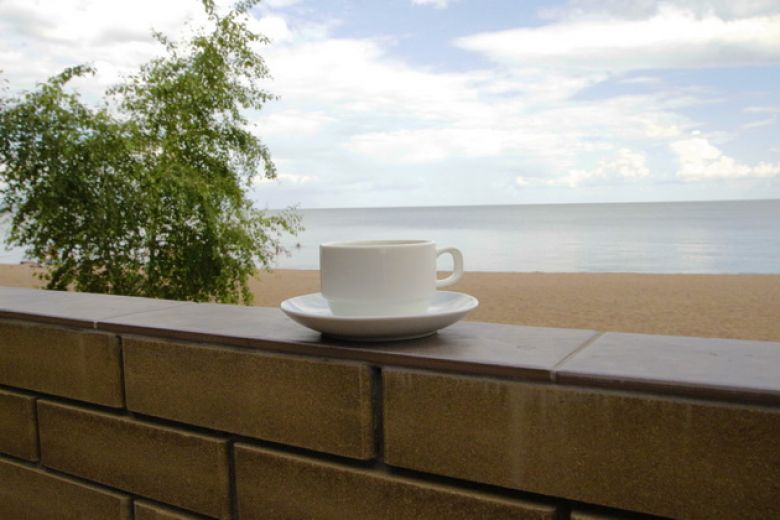 Пить кофе, глядя на море ─ бесценно!