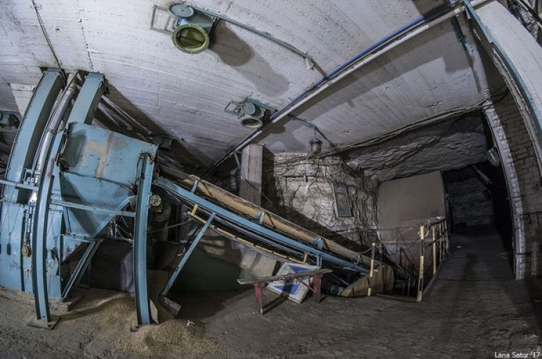 Там, где конвейер спускается из под потолка, размещено оборудование для погрузки и разгрузки зерна