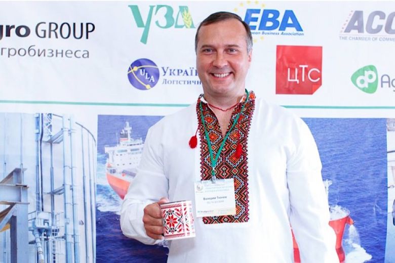 Заместитель директора по логистике «DELTA WILMAR» Валерий Ткачев с подарком.