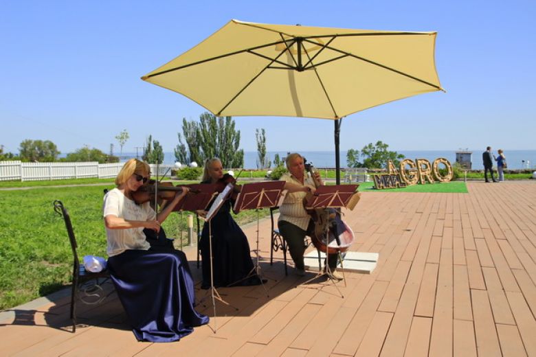 Море, солнце и живая музыка  встречали гостей форума