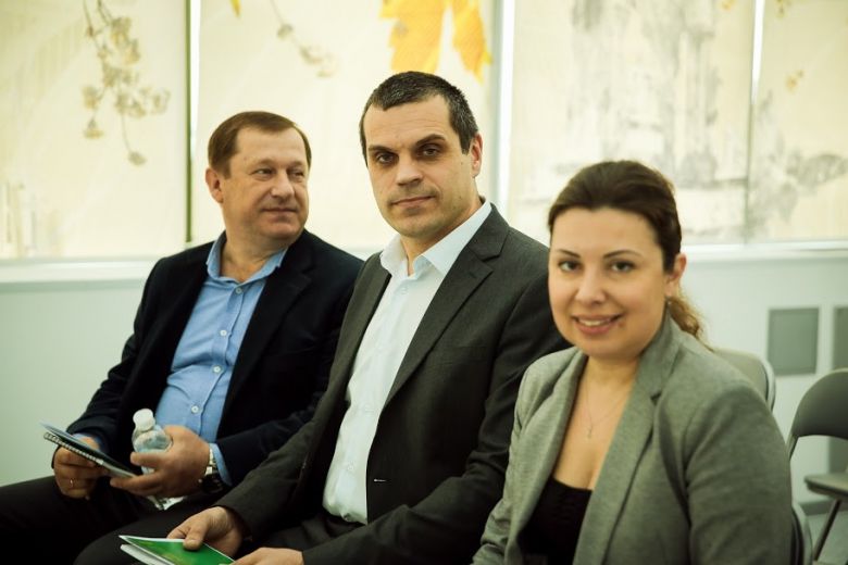 Представители компании Агропросперис — слева направо Александр Рекал, Роман Андрейкив и Елена Щербина