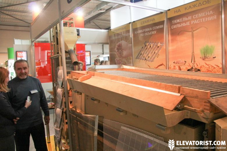 Леонид Фадеев, директор СПЕЦЭММ возле своей разработки — агрегата для калибровки семян