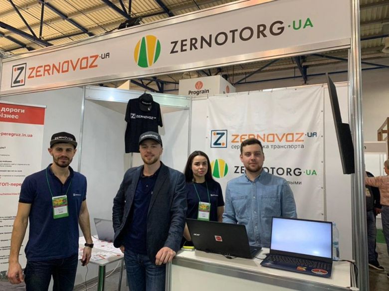 Представители компании Zernovoz.ua и Zernotorg.ua рассказывали посетителям выставки, как используют современные технологии в зерновом бизнесе.