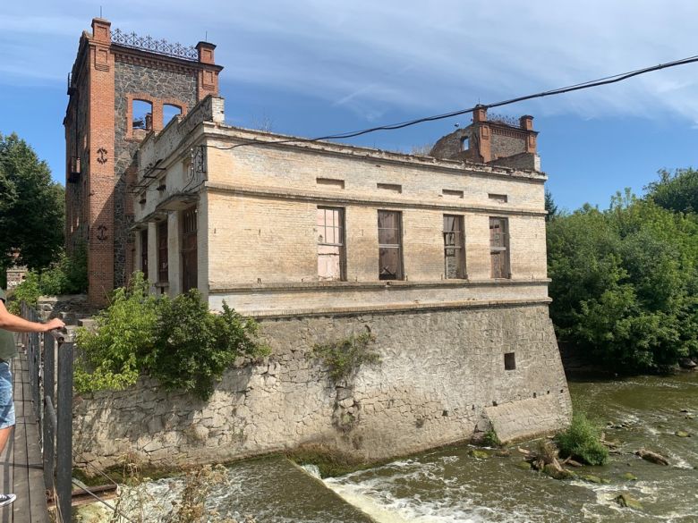 В 1920-х годах к стене мельницы пристроили помещение ГЭС.