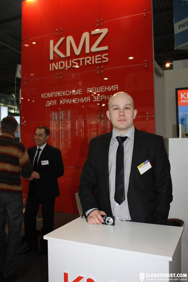 Руководитель отдела маркетинга KMZ Industries Денис Копыл на выставке