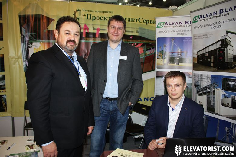 Директор «ПроектКонтактСервис» Анатолий Куприевич (слева) с сотрудниками предприятия