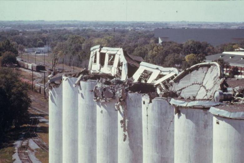 Элеватор был разрушен в 1975 году. Внутри произошел взрыв. Погиб рабочий