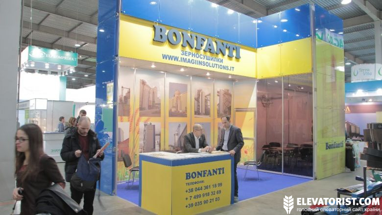 Стенд компании Bonfanti почти в украинских национальных цветах