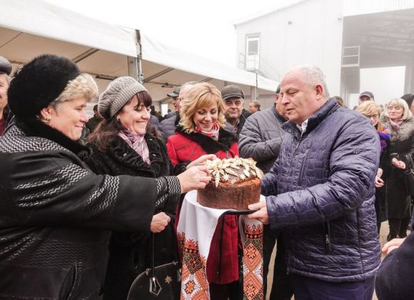 Вице-премьер Степан Кубив с гостями элеватора