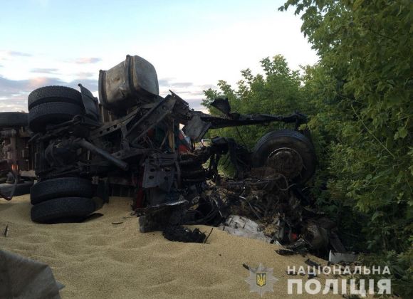 Лобовое столкновение двух зерновозов на трассе Киев-Одесса: есть погибшие