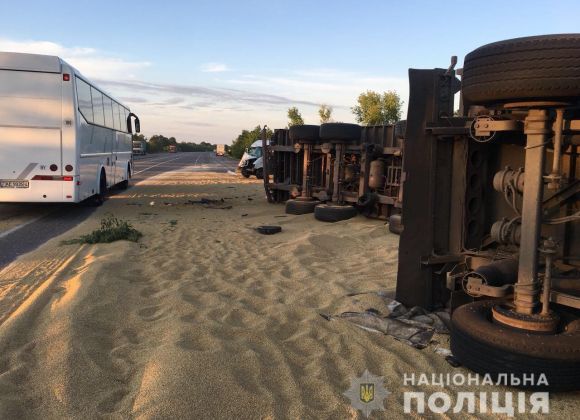 Лобовое столкновение двух зерновозов на трассе Киев-Одесса: есть погибшие
