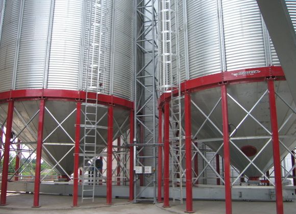 Основание силосов для временного хранения сырого зерна компании TWISTER (Канада)