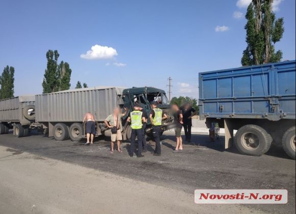 В Николаевской области столкнулись два зерновоза 