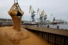 Процес завантаження судна в порту зерном, яке експортується з України