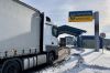 Вантажівка на пункті пропуску взимку