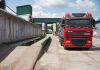 Вантажівка біля автомобільних ваг на елеваторі