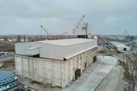 Зерновий термінал у річковому порту Акварель