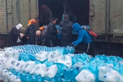 Працівники вантажать питну воду для херсонців