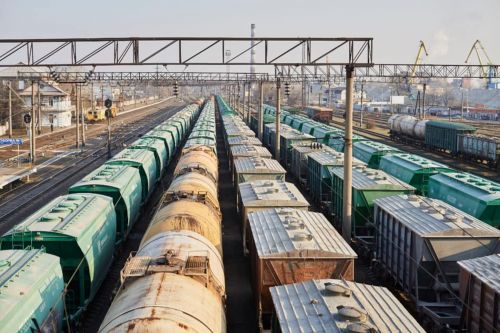 Вагони для перевезення зернових вантажів на залізниці біля порту