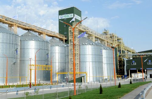 Силоси для зберігання зерна на території елеваторного комплексу агрохолдингу «НІБУЛОН»