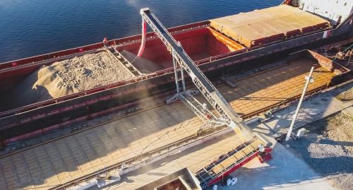 Процес завантаження зерна на судно типу костер для перевезення на експорт