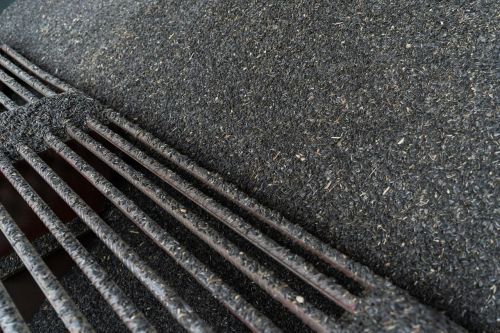 Насіння соняшнику нового врожаю вивантажують в завальну яму на елеваторі