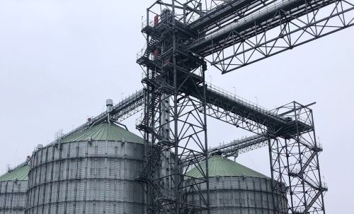 Однією з головних проблем закритих стрічкових конвеєрів при їхній експлуатації на елеваторах залишається накопичення пилу 