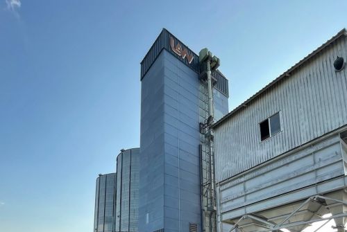 Зерносушарка LAW з твердопаливним теплогенератором GRECO Group на території підприємства LNZ
