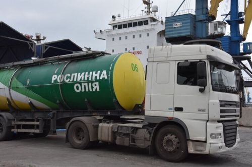Вантажівка з цистерною рослинної олії в порту України