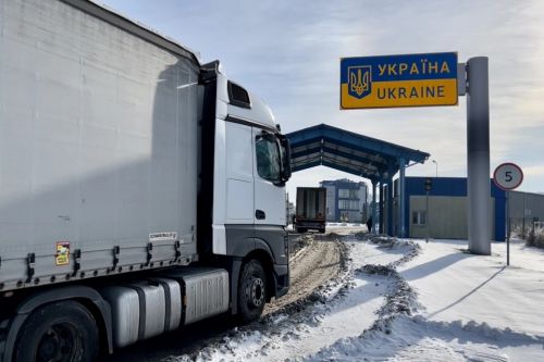 Вантажівка на пункті пропуску взимку