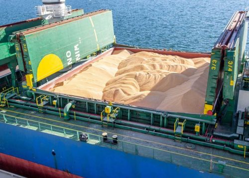 Судно костер завантажене зерном