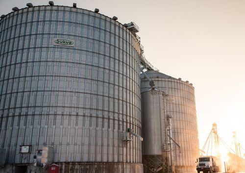 Вітрові кільця на елеваторному силосі Sukup