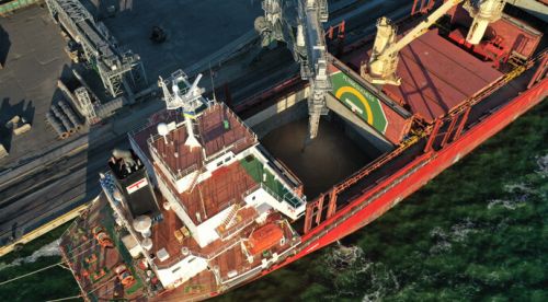 Завантаження судна зерном в порту