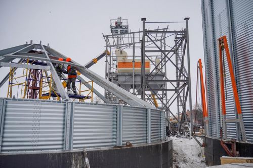 Зведення силосів для зберігання зерна на елеваторі