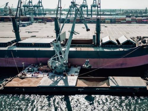 Завантаження зерна з баржі на судно в порту Дуная